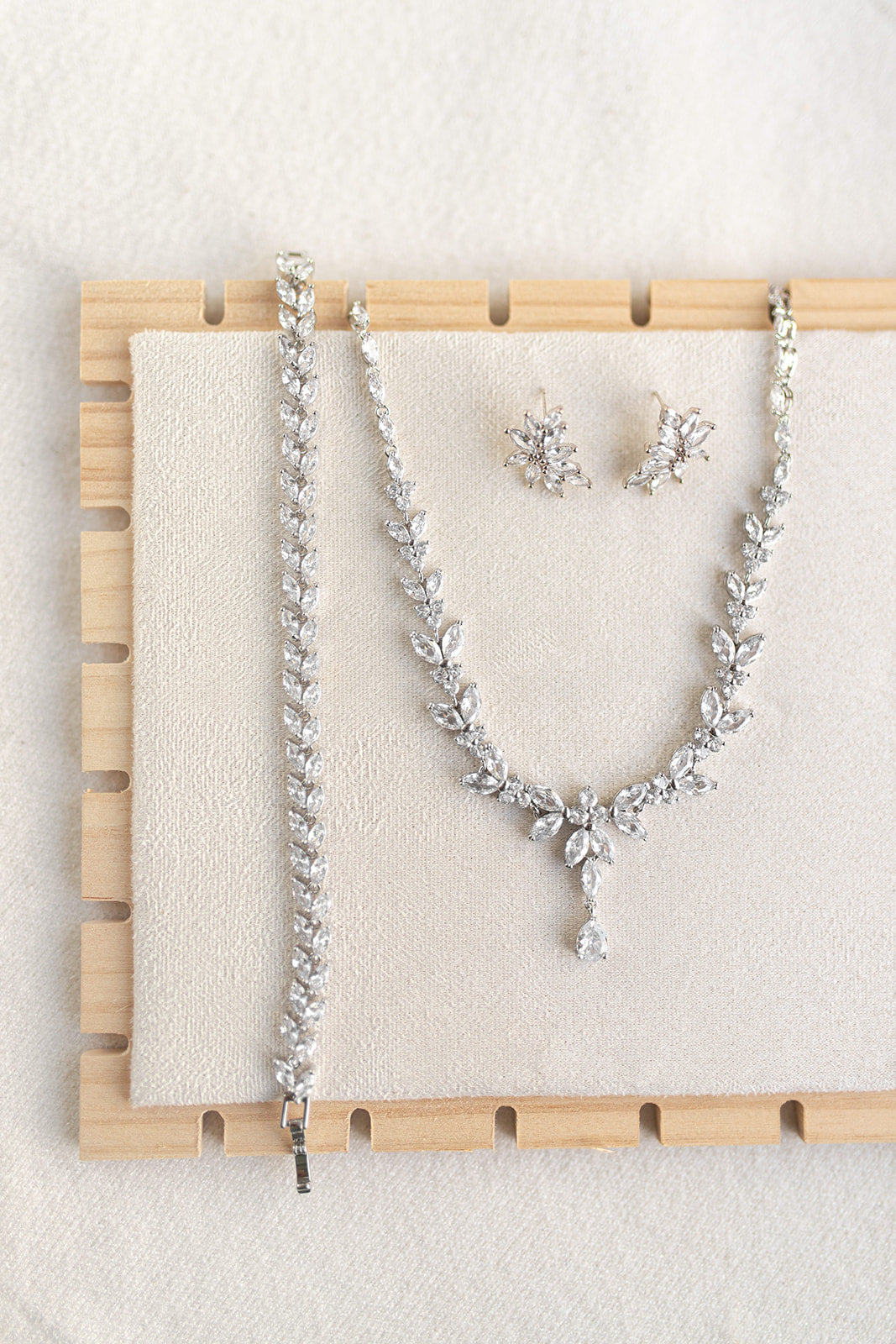 CONJUNTO DE ARETES, COLLAR Y PULSERA: CN006