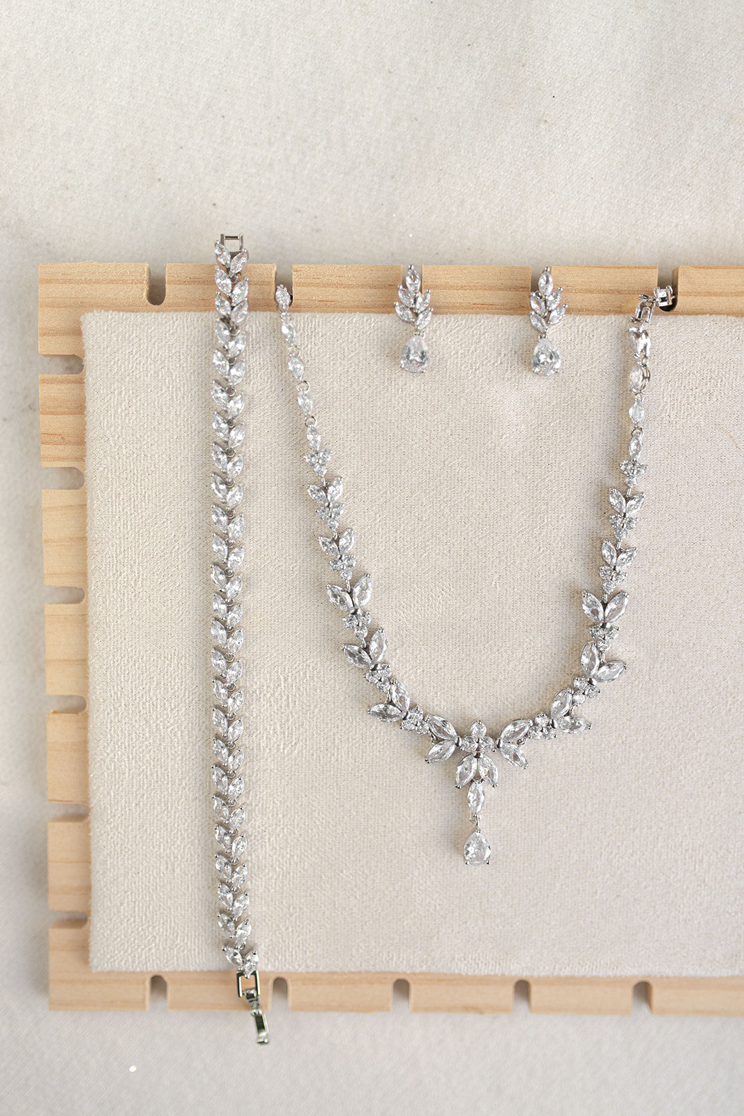 CONJUNTO DE ARETES, COLLAR Y PULSERA: CN006B