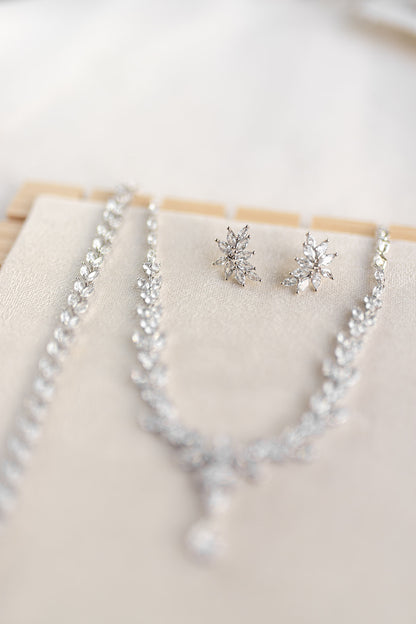 CONJUNTO DE ARETES, COLLAR  Y PULSERA: CN006